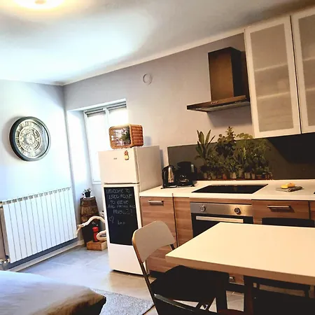 Lucia's Wood House * Intra