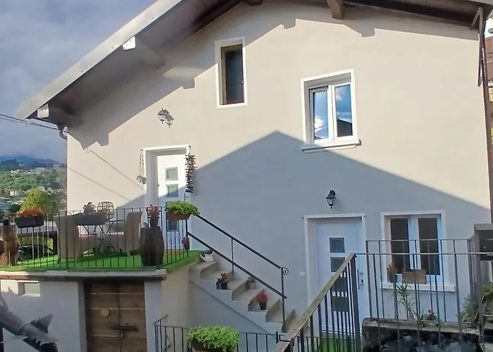 Lucia's Wood House Semesterbostad *